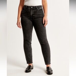 Abercrombie & Fitch Black High Rise Curve Love Mom Jeans. Size 28